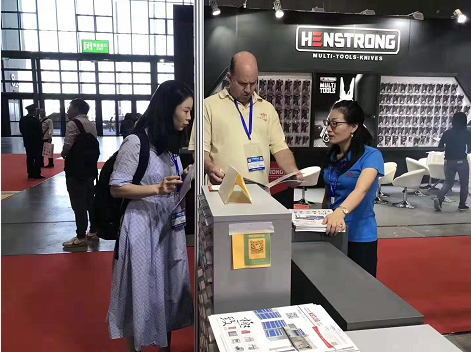 天金岡技術(shù)經(jīng)理周艷玲女士為國外客戶講解產(chǎn)品 天金岡技術(shù)經(jīng)理周艷玲女士為國外客戶講解產(chǎn)品