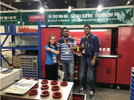 天金岡技術(shù)經(jīng)理周艷玲女士與老外合影 天金岡技術(shù)經(jīng)理周艷玲女士與老外合影