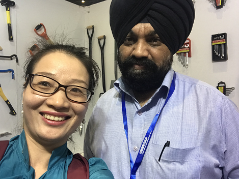 天金岡技術(shù)經(jīng)理周艷玲女士與老外合影 天金岡技術(shù)經(jīng)理周艷玲女士與老外合影