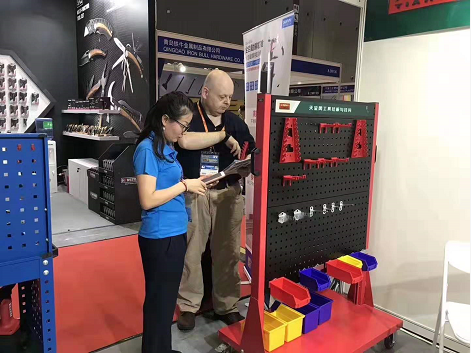 天金岡技術(shù)經(jīng)理周艷玲女士為國外客戶講解產(chǎn)品 天金岡技術(shù)經(jīng)理周艷玲女士為國外客戶講解產(chǎn)品