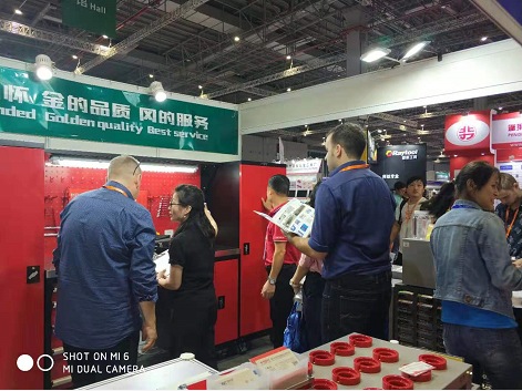 天金岡技術(shù)經(jīng)理周艷玲女士為國外客戶講解產(chǎn)品 天金岡技術(shù)經(jīng)理周艷玲女士為國外客戶講解產(chǎn)品