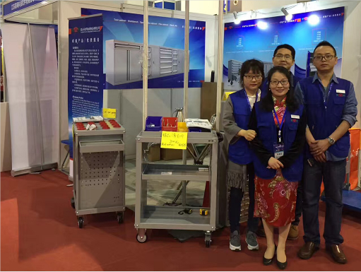 工具柜生產廠家天金岡員工身穿印有“綠色logo”的廠服 工具柜生產廠家天金岡員工身穿印有“綠色logo”的廠服