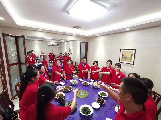 徒步完成,舉杯慶祝 徒步完成,舉杯慶祝