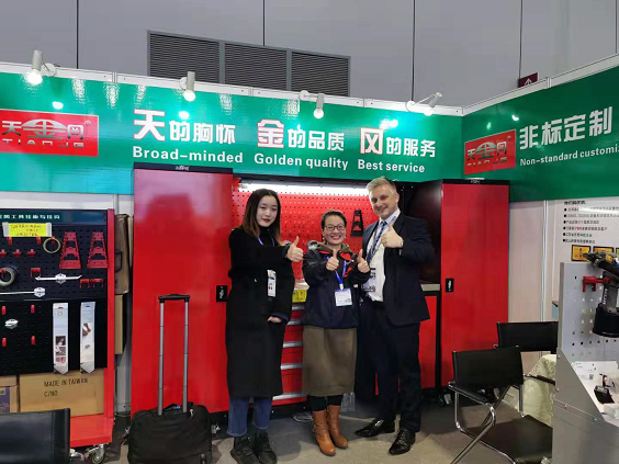 天金岡技術(shù)經(jīng)理周艷玲與國(guó)際展商合影