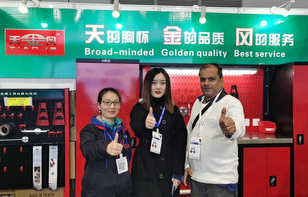 天金岡技術(shù)經(jīng)理周艷玲與國(guó)際展商合影