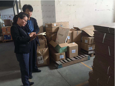 工具柜廠家天金岡技術經理周艷玲女士近距離勘測上海悅家工廠 工具柜廠家天金岡技術經理周艷玲女士近距離勘測上海悅家工廠