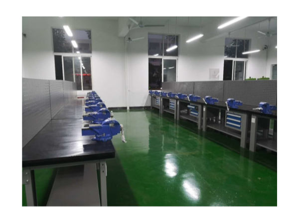 天金岡臺虎鉗工作桌--客戶場景 天金岡臺虎鉗工作桌--客戶場景