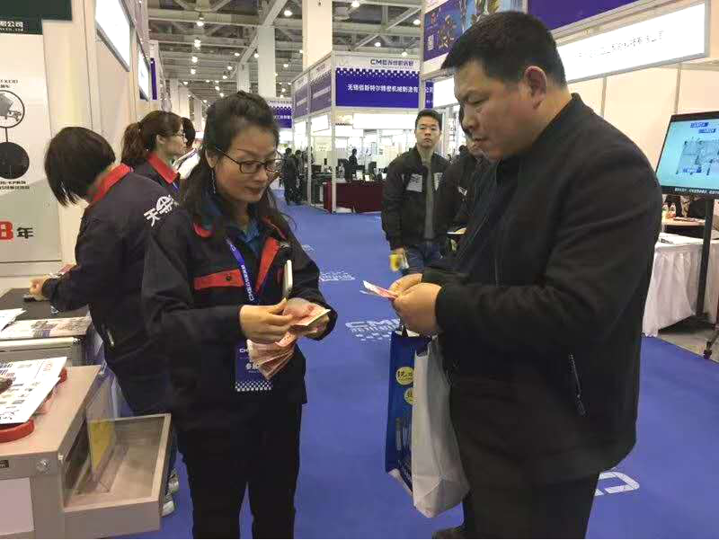 機床展現場客戶與昆山天金岡簽單 機床展現場客戶與昆山天金岡簽單