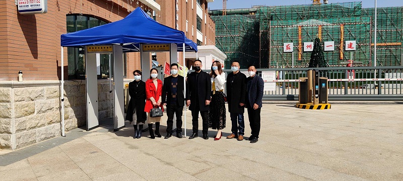 工具柜生產廠家天金岡與愛心企業合影留念 工具柜生產廠家天金岡與愛心企業合影留念